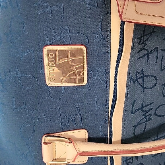 Rolling luggage - Picture 2 of 8